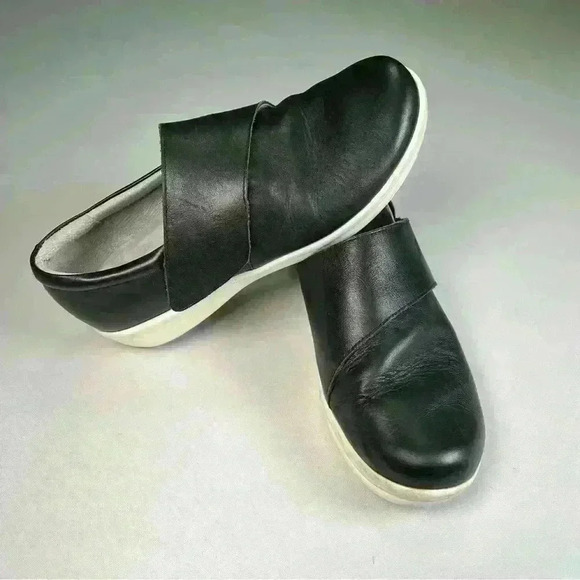 Alegria Shoes - Lightly used  TRAQ BY ALEGRIA "QIN" WOMENS SMART WALKING SHOES BLACK